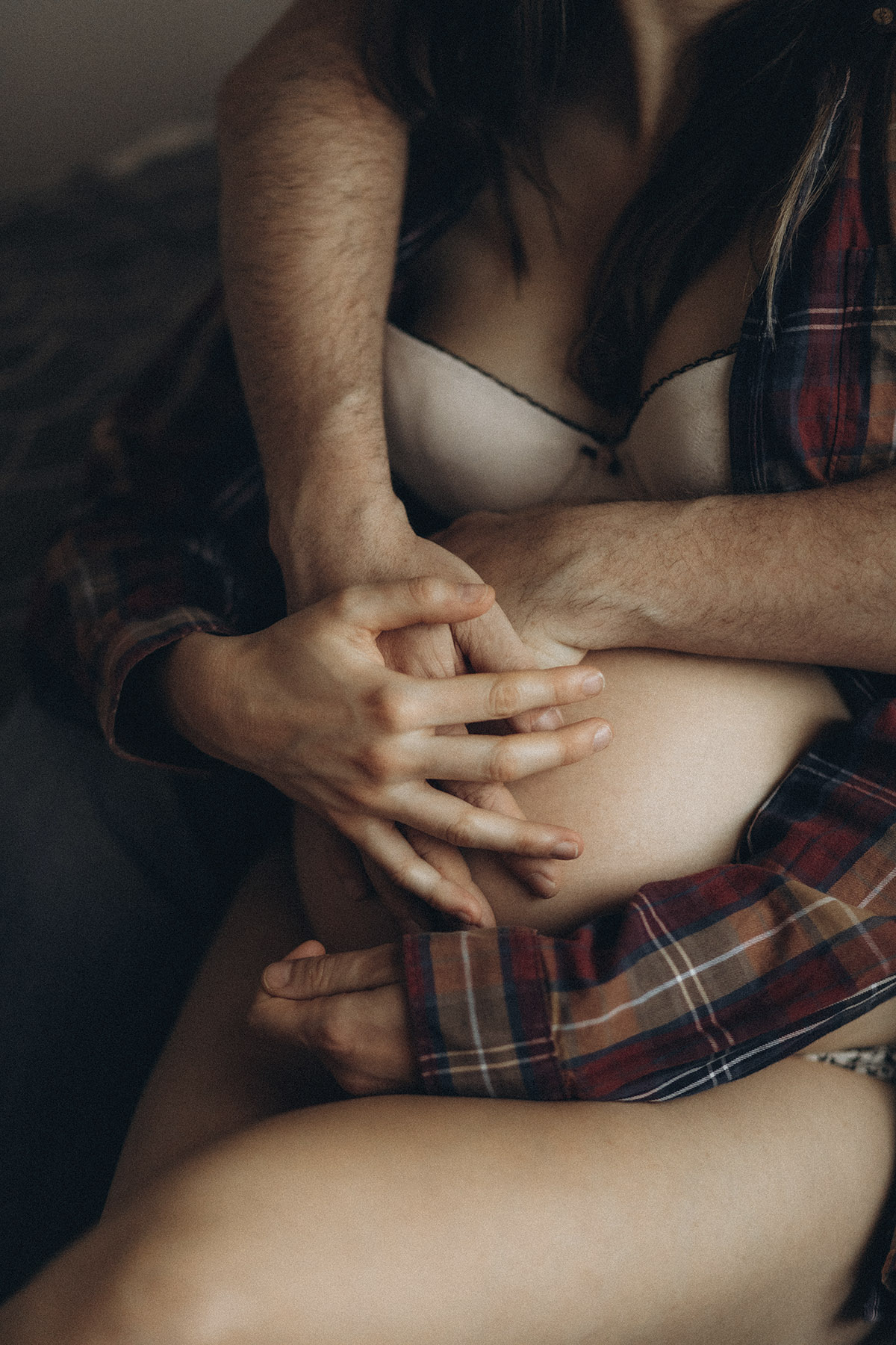 Mains sur le ventre rond lors d'une séance photo grossesse à toulouse.