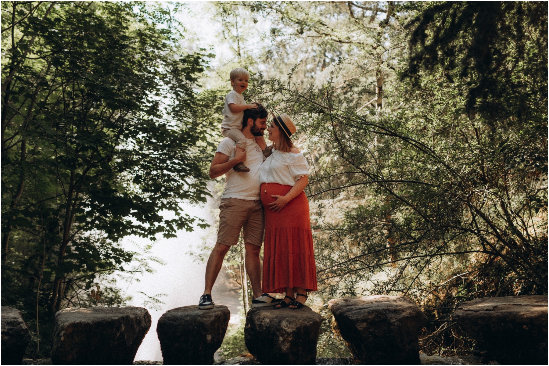 Couple sur des pierres au lac de Saint Ferreol à Revel pour une séance photo famille et grossesse