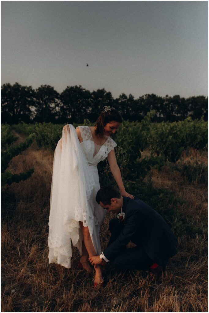 Couple de jeunes mariés dans les vignes à Thuir photographiés par Grain de clic photographie