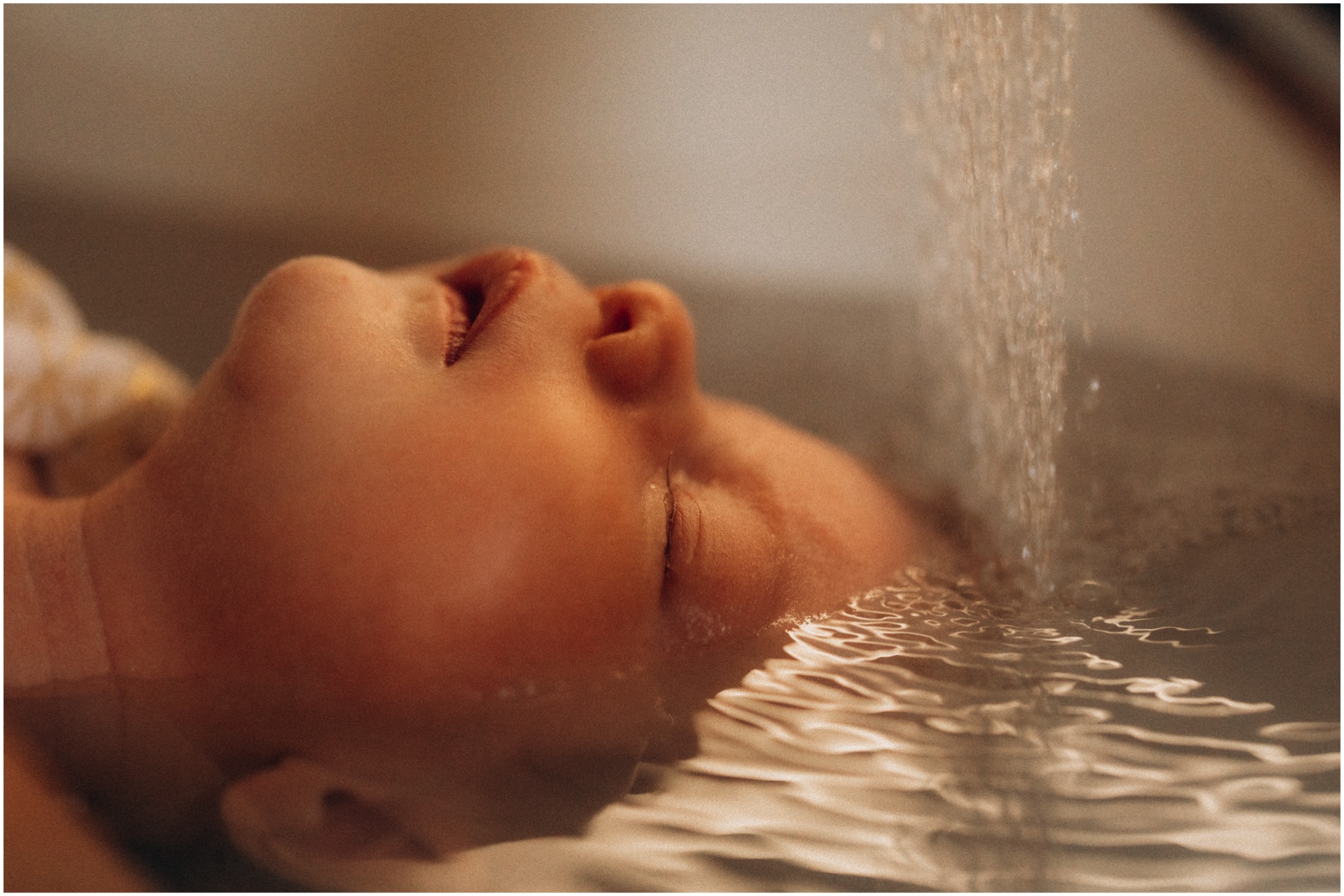 Bébé dans l'eau lors d'un Thalasso Thérapeutique Bain Bébé photographié par grain de clic.
