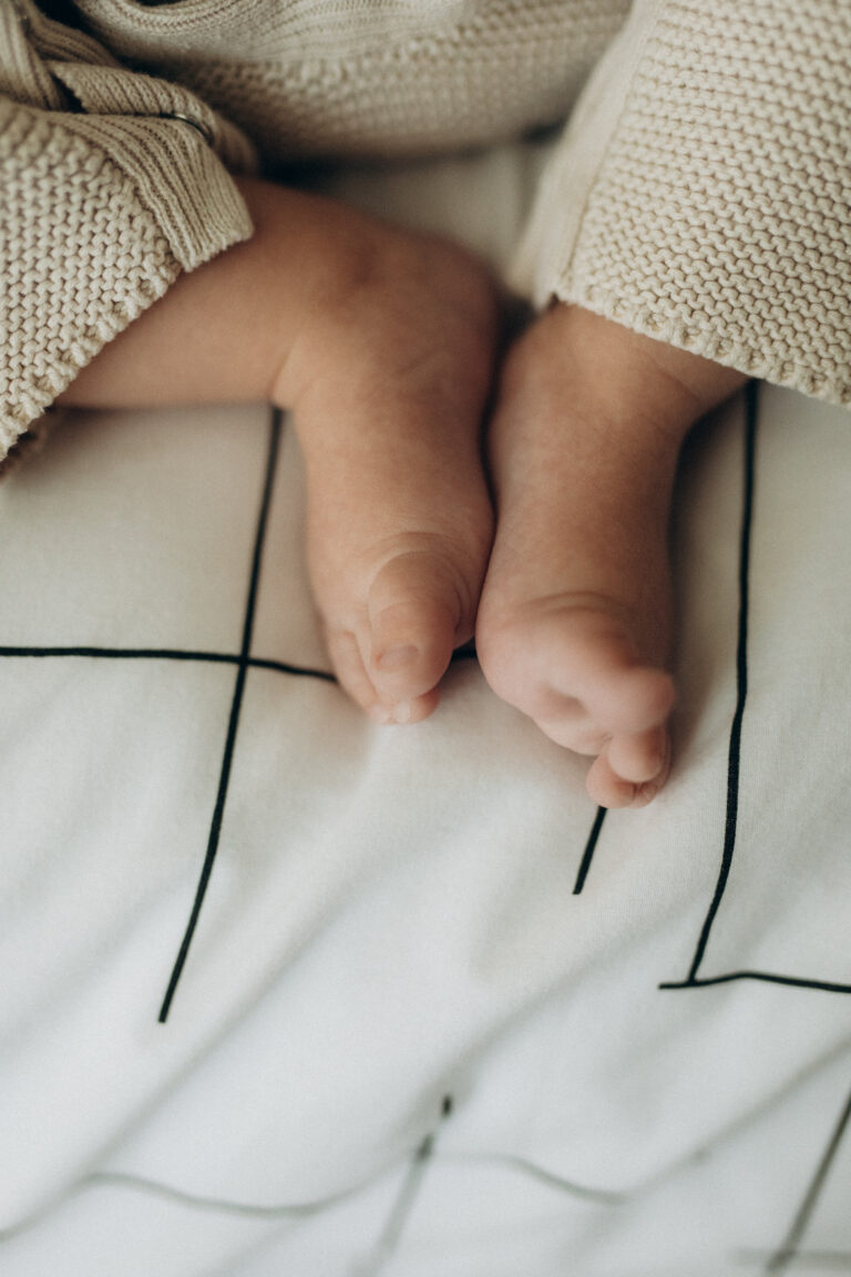 Deux pieds de bébé collés l'un à l'autre.