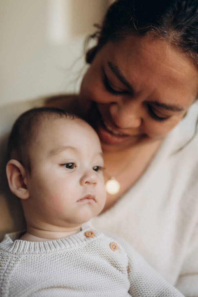 Une maman qui regarde vers son bébé.