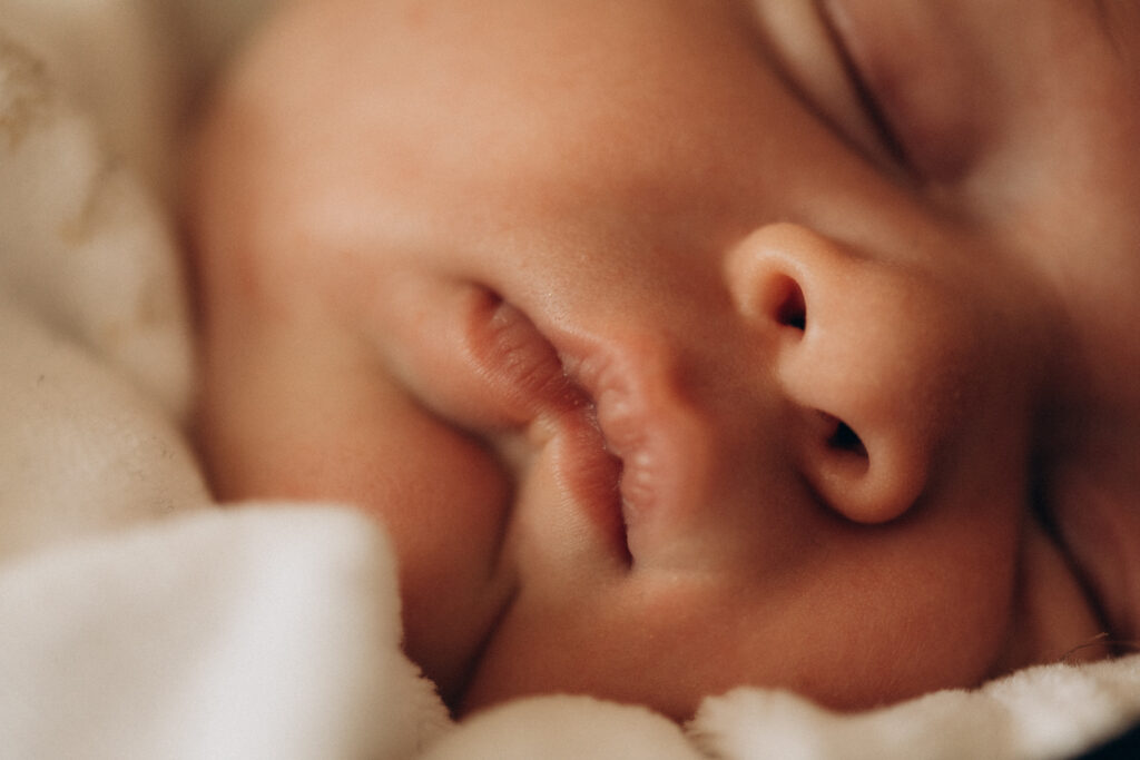 Une bouche de bébé en focus.