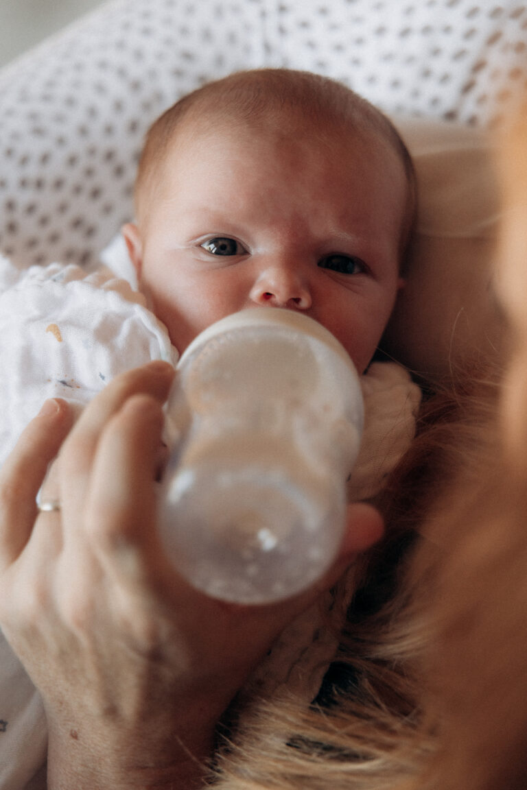 Un bébé qui prend le biberon.