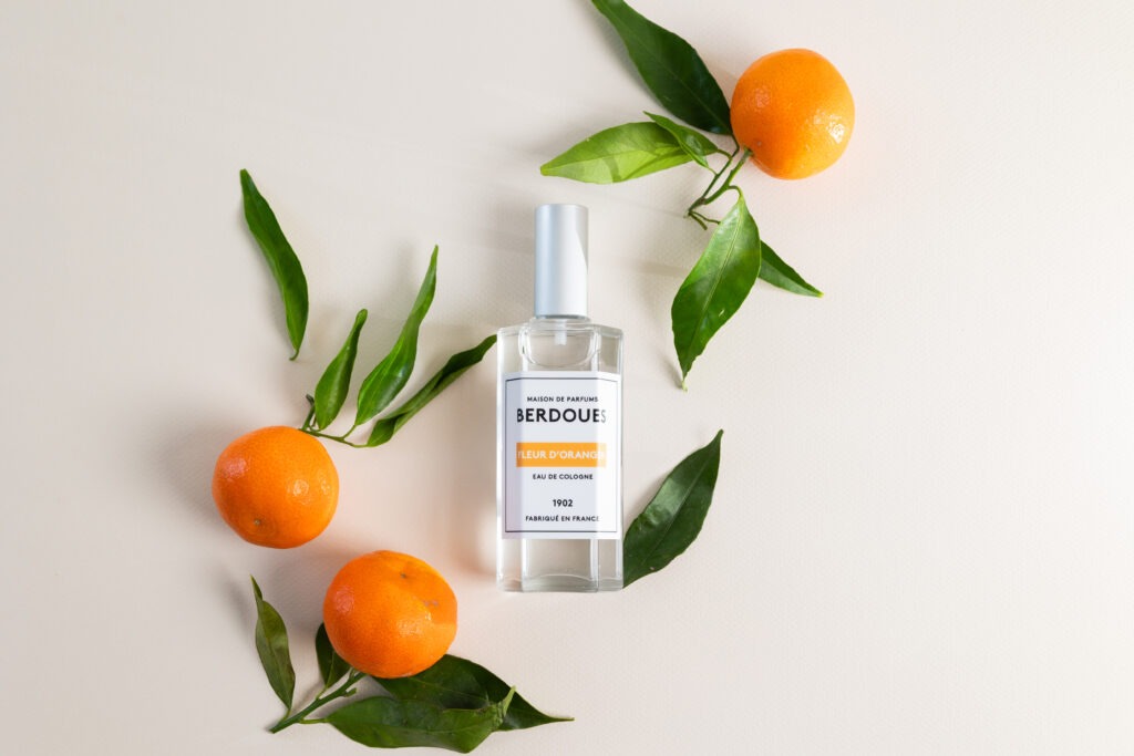 Un parfum allongé sur le dos, accompagné d'oranges autour.