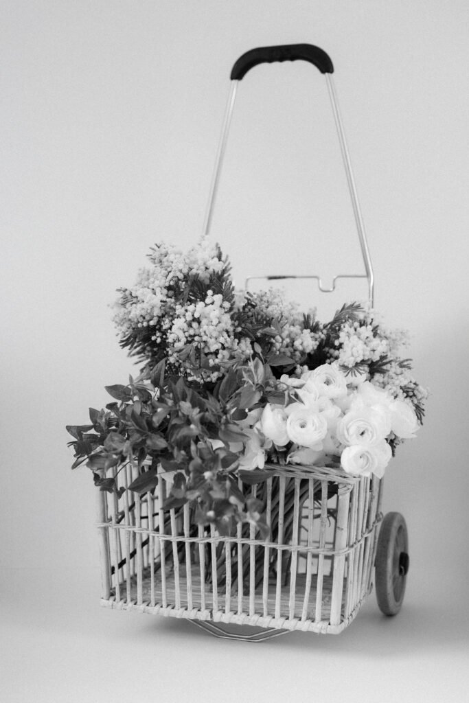 Un charriot à main avec des fleurs à l'intérieur.