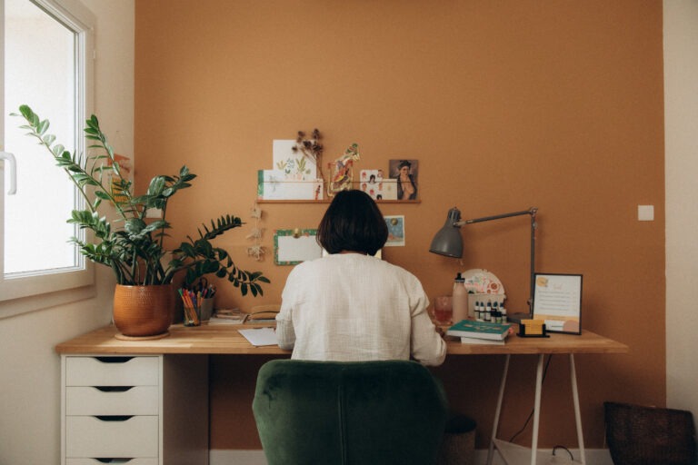 Une femme assise à un bureau.