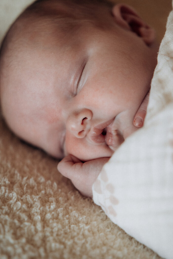 Le visage d'un bébé qui dort.