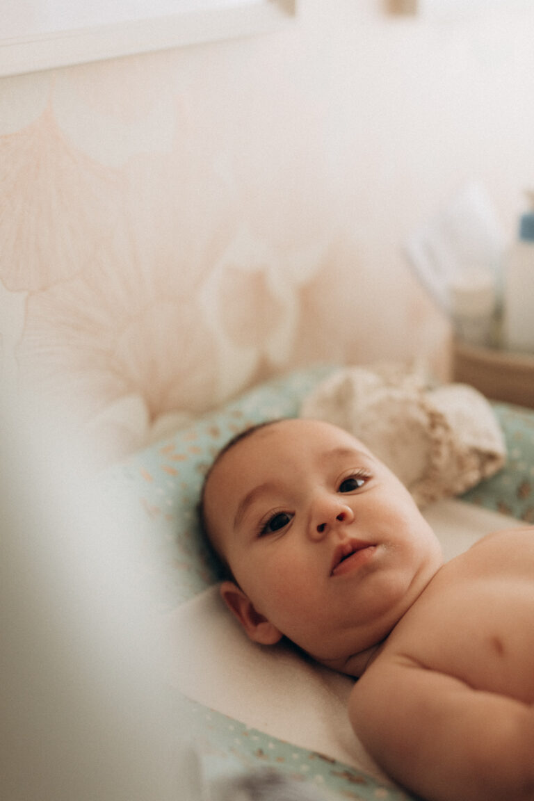Un bébé qui regarde avec ses grands yeux.