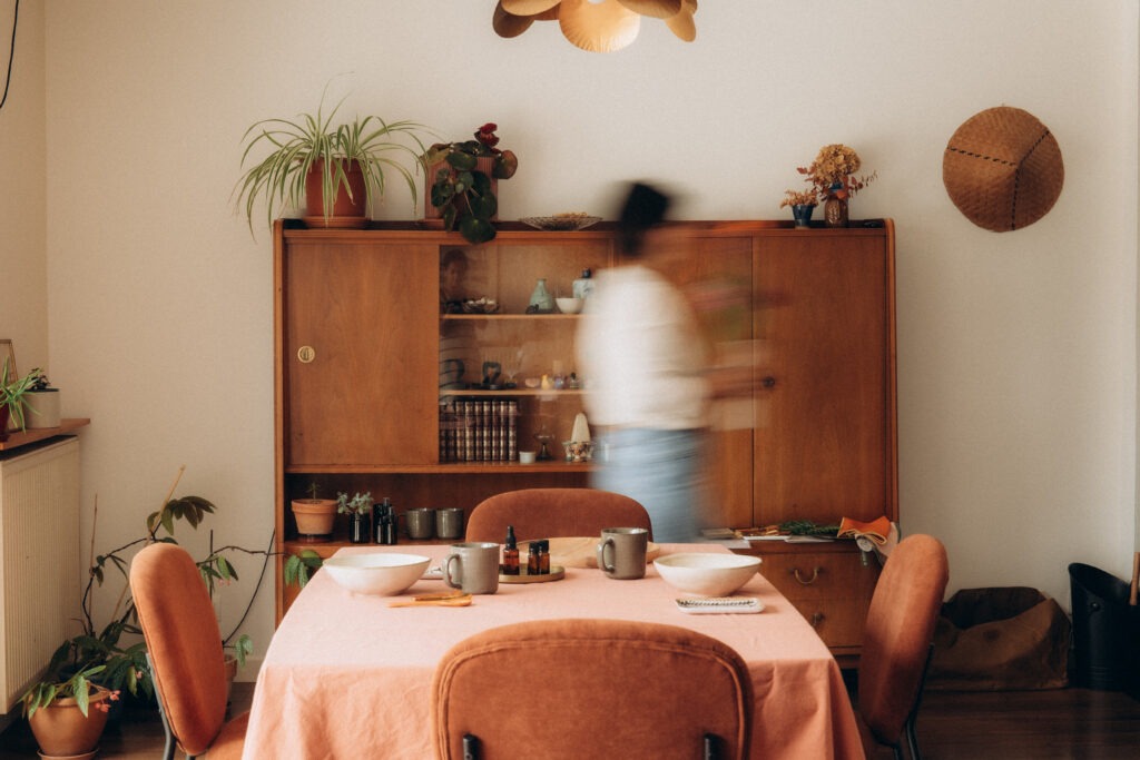 Un intérieur de maison avec une silhouette de femme floutée.