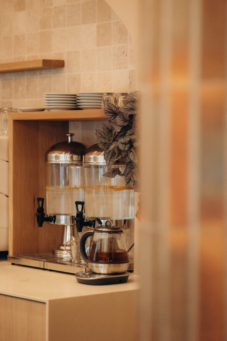 Des distributeur en verre de limonades.