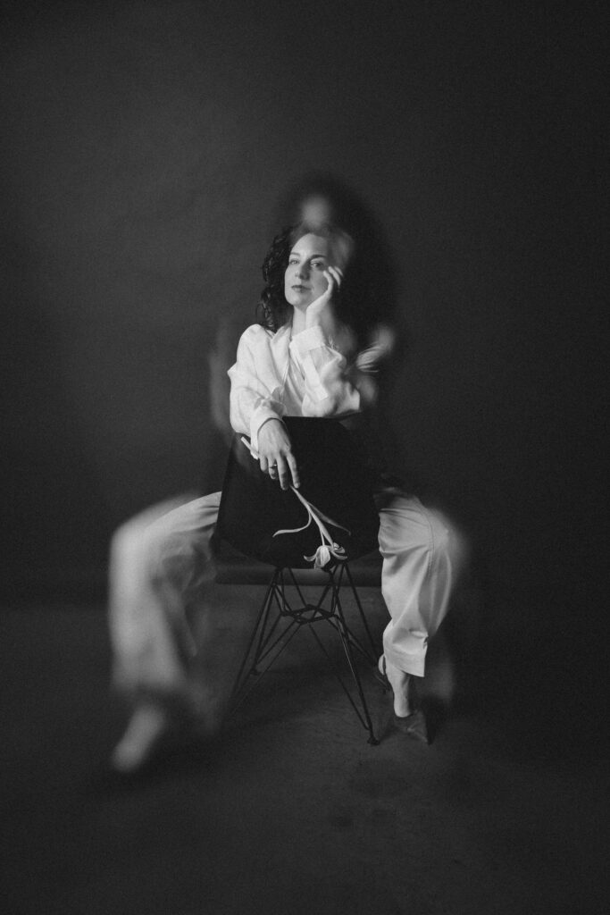 Femme assise sur une chaise à l'envers.